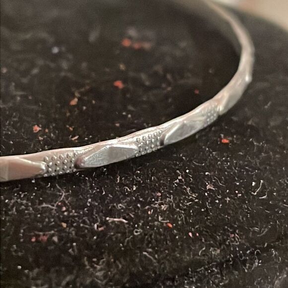 Retro 1990s 7.5” polished silver tone diamond etched stackable bangle bracelet - Picture 8 of 10